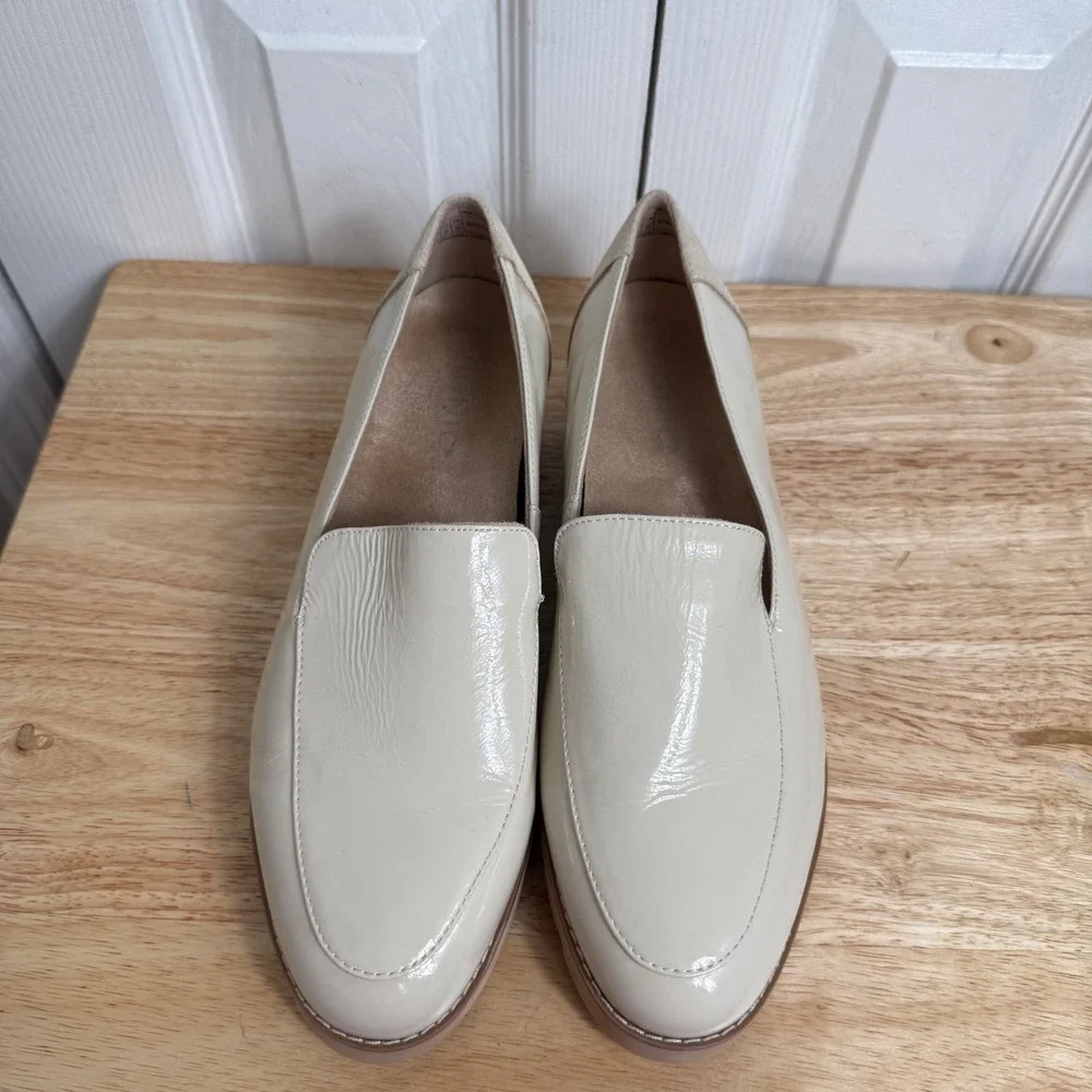 Vionic Kensley Loafers Size 8.5 Cream Patent Leather Chunky Lug Sole Preppy